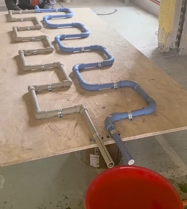 Agua circulando por tubos rectos y curvos